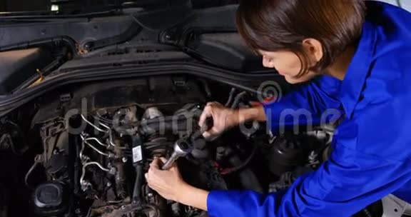 维修汽车的女机械师视频的预览图