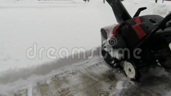 一个用吹雪机清理车道的人视频的预览图
