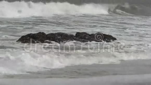 海浪进出沙滩视频的预览图
