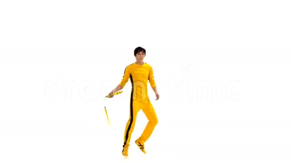 穿黄色西装训练空手道的人视频的预览图