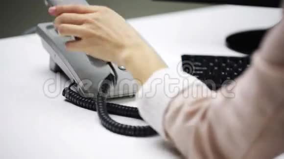 愤怒的女商人用电脑打电话视频的预览图