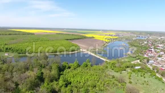 鸟瞰公园和湖泊视频的预览图