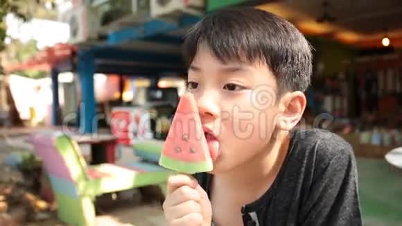 小亚洲男孩喜欢吃冰淇淋视频的预览图