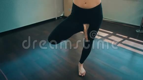 女人在室内做瑜伽视频的预览图