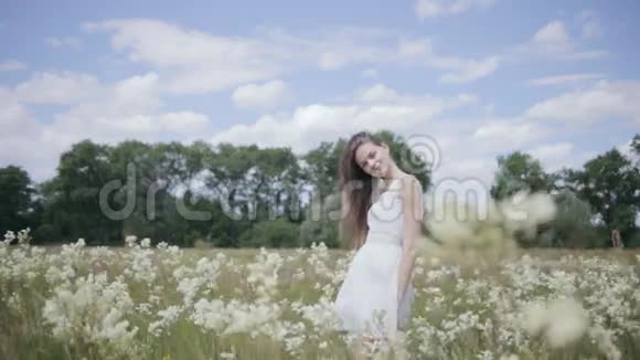 花丛中的年轻美女视频的预览图
