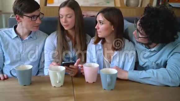 年轻的朋友坐在咖啡馆里喝咖啡在交流中享受乐趣视频的预览图