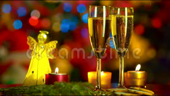 两杯香槟庆祝圣诞视频的预览图
