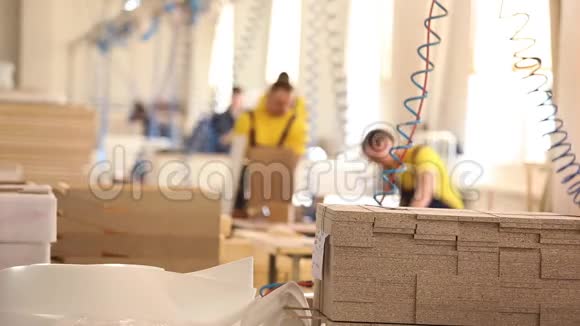 家具厂工人穿黄色工作服收集家具家具制造工业内部小深度视频的预览图