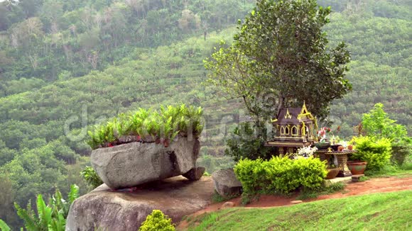 泰国精神之家圣菲拉菲姆雷恩特沃达普泰亚菲姆在普吉岛的绿山岩石和草4K视频的预览图