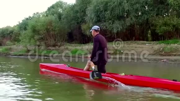皮艇上的运动划船那个人沿着树林飘下河视频的预览图