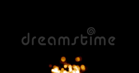 在黑色背景下镜头前有湍流运动的火焰粒子与浅部运动视频的预览图