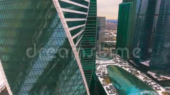 摩天大楼城市中的建筑空中飞行城市办公楼视频的预览图