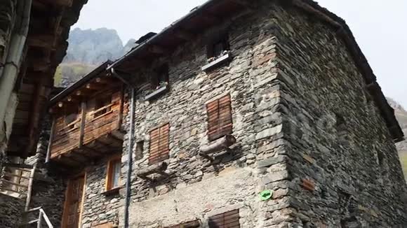 马斯拉纳是一个古老的乡村村庄只有步行才能到达意大利奥罗比阿尔斯Valbondione视频的预览图
