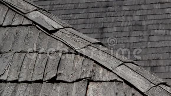 旧雪松木瓦的一角摇着房子的屋顶视频的预览图