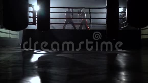 两个人在黑暗的擂台上打架视频的预览图