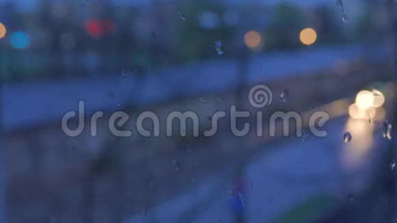 灯光和雨滴的抽象模糊视频的预览图
