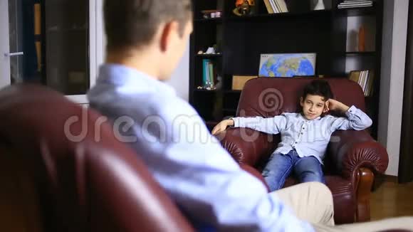 男性治疗师与青少年进行心理咨询一位少年在一个视频的预览图