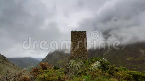 云彩笼罩着山中的古城望塔视频的预览图