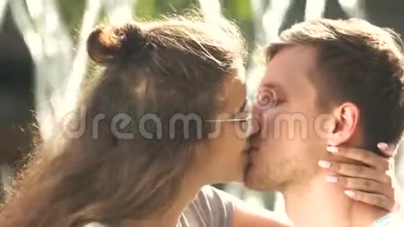 夏天的年轻夫妇在户外接吻视频的预览图