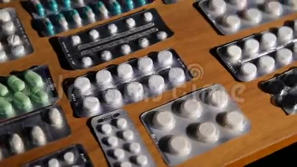 桌上药片和药片的包装视频的预览图
