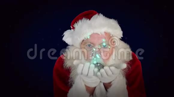 圣诞老人吹着闪光形成圣诞问候视频的预览图