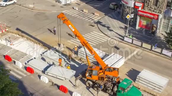 用起重机在道路施工现场安装混凝土板视频的预览图