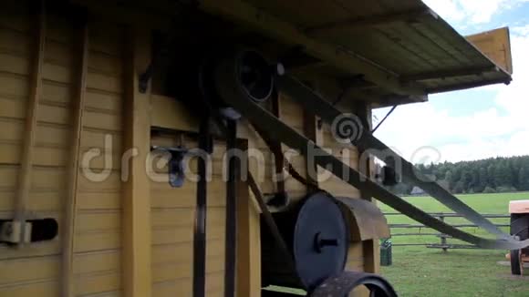 家制造了旧时代喧闹的农场机器视频的预览图