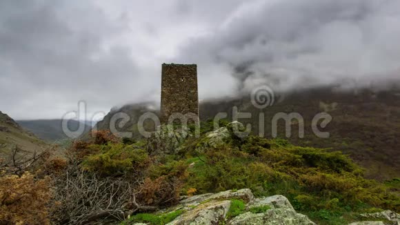 云彩笼罩着山中的古城望塔视频的预览图