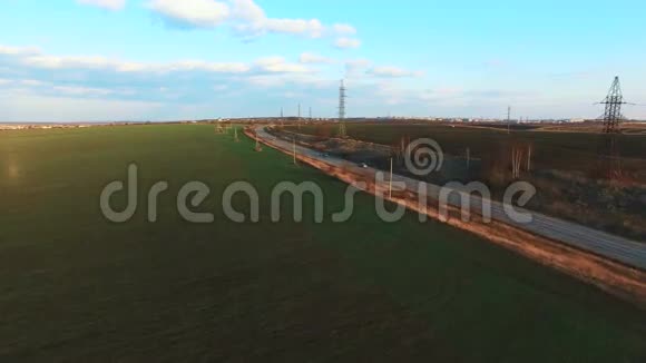鸟瞰田野和道路4k视频的预览图