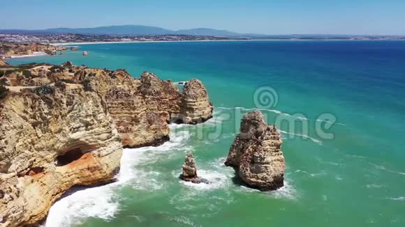 葡萄牙拉各斯PontePiedade天然岩石的空中飞行视频的预览图