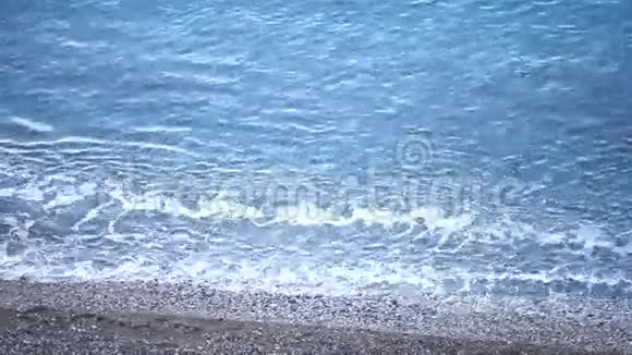 石滩上的水波视频的预览图
