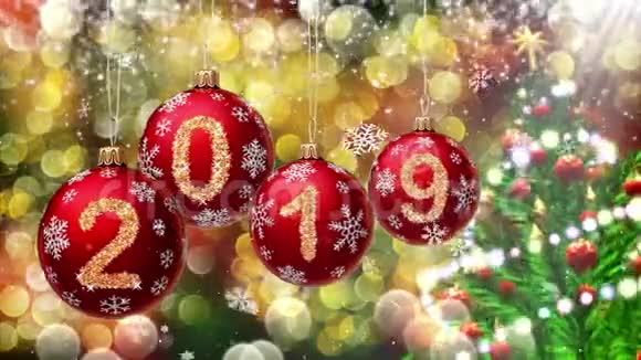 红色的球数字2019挂在一个金色的背景和旋转圣诞树3D渲染视频的预览图