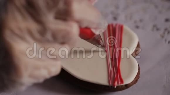 糖果师以心形装饰饼干视频的预览图