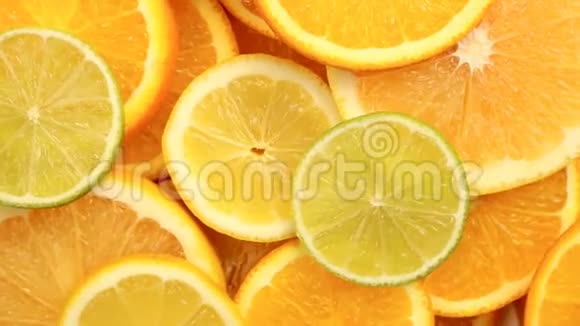 新鲜的柑橘类水果旋转视频镜头的概念健康饮食和饮食旋转切片橙子石灰柠檬葡萄视频的预览图