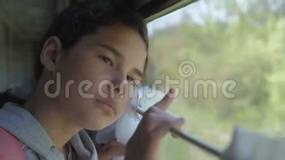 悲伤的生活方式女孩看着火车窗口旅游运输铁路概念少女错过了在一个视频的预览图