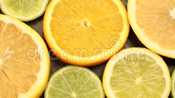 新鲜的柑橘类水果旋转视频镜头的概念健康饮食和饮食旋转切片橙子石灰柠檬葡萄视频的预览图