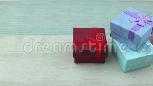 礼品盒中的组合视频的预览图