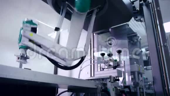 机器人手臂在自动化生产线上工作现代技术视频的预览图