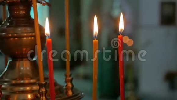 俄罗斯教堂东正教教堂内的黑暗蜡烛仪式圣礼室内慢动作视频视频的预览图