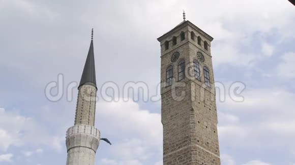 GaziHusrev清真寺的旧监视塔和尖塔视频的预览图