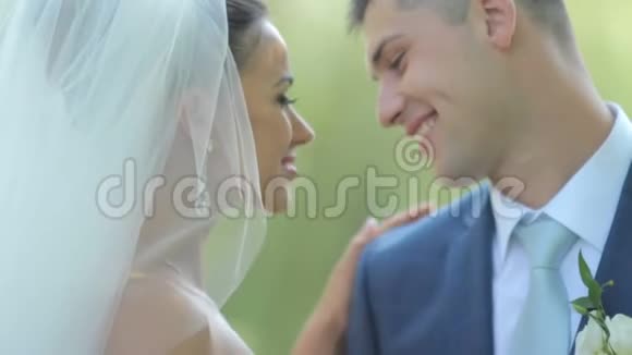 美丽的新婚夫妇轻轻拥抱恋爱中的年轻夫妇温柔的爱视频的预览图