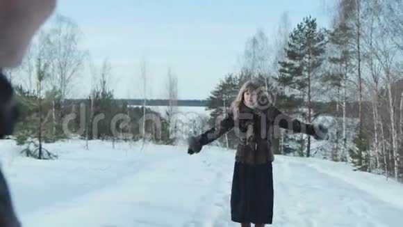 冬天在雪地里打雪仗的夫妇视频的预览图