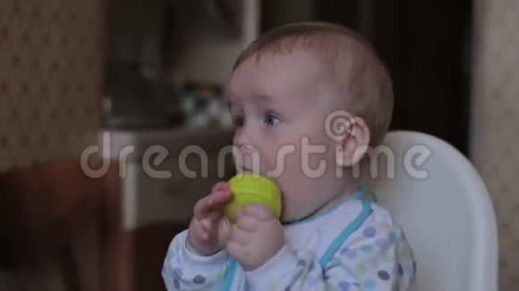 宝宝坐在家里吃饭视频的预览图