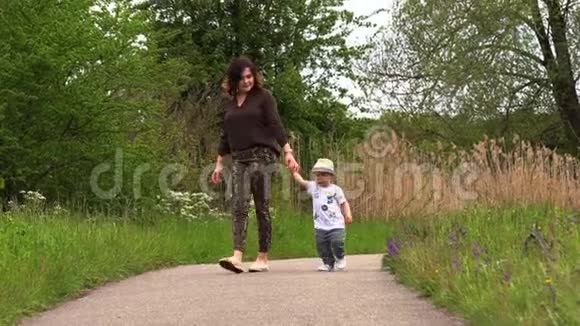 妈妈和她的小儿子一起走视频的预览图
