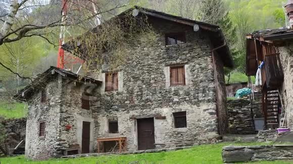 马斯拉纳是一个古老的乡村村庄只有步行才能到达意大利奥罗比阿尔斯Valbondione视频的预览图