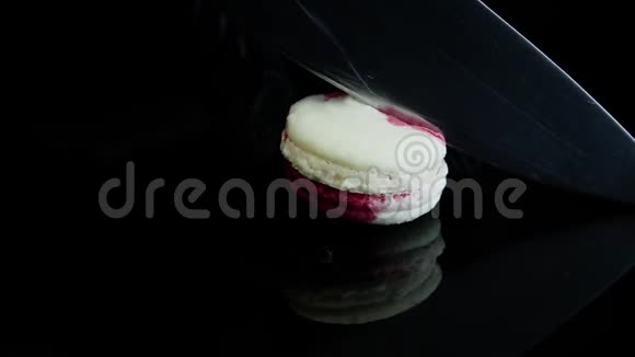 白色和粉红色法国甜点马克龙黑色背锅视频的预览图