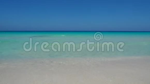 玛萨马图鲁埃及热带蓝色绿松石和绿色的令人惊叹的海洋放松的环境完美的假期视频的预览图