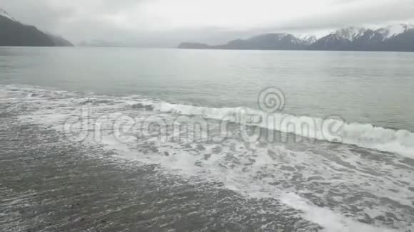 阿拉斯加的波浪和潮汐视频的预览图