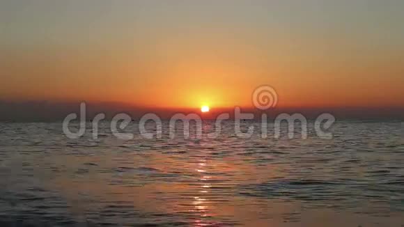海滩上美丽的日出西班牙安达鲁西亚的马拉加太阳海岸视频的预览图