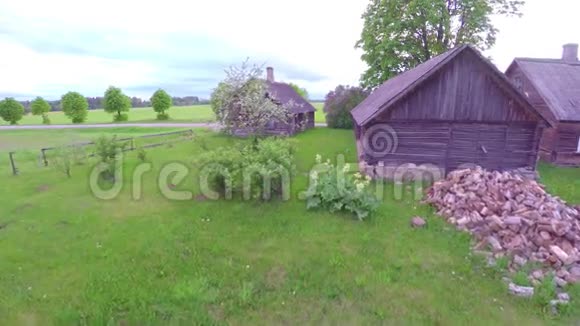 传统爱沙尼亚房子黄金时间鸟瞰4K视频的预览图